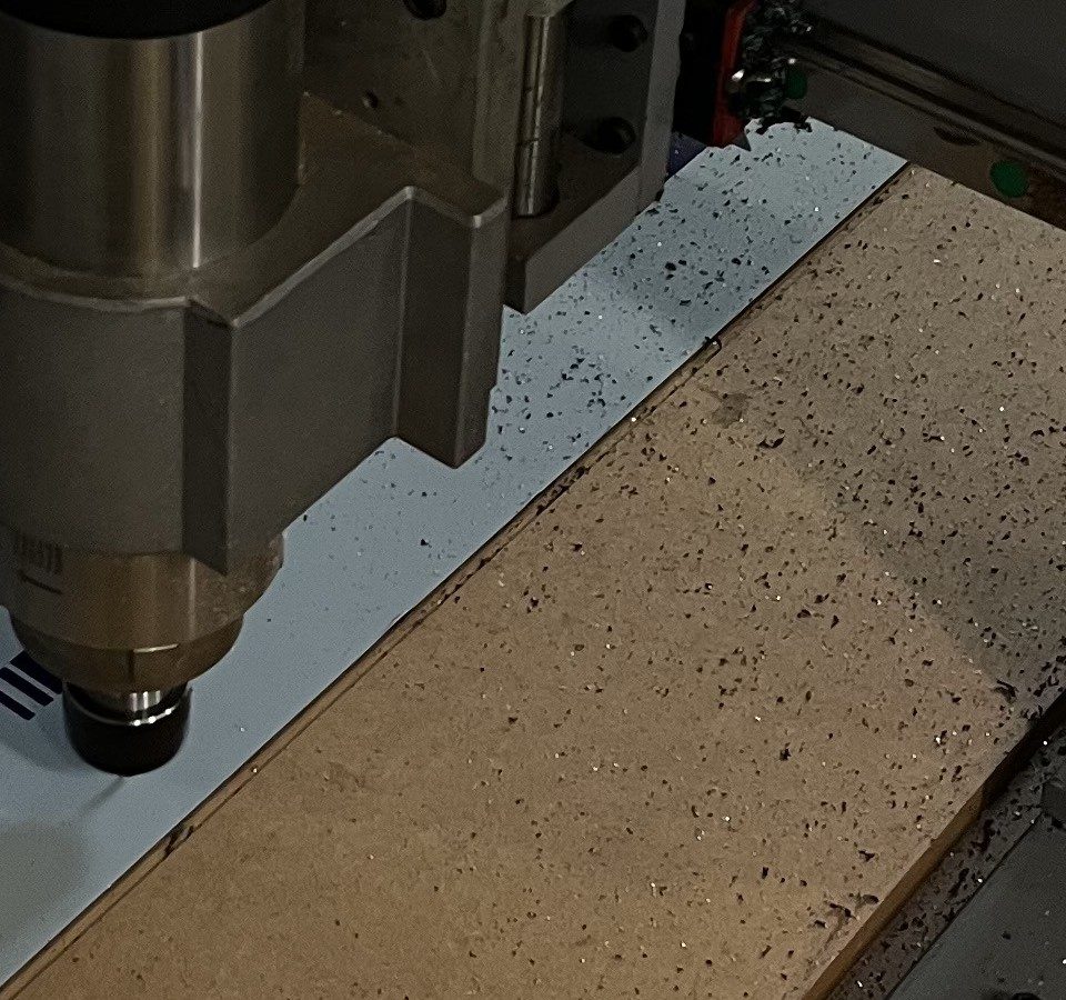 Ponta da fresadora CNC cortando peça na fábrica da Inovare Números